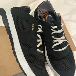 OkuKai Hula women’s skip on athletic shoes size 9.